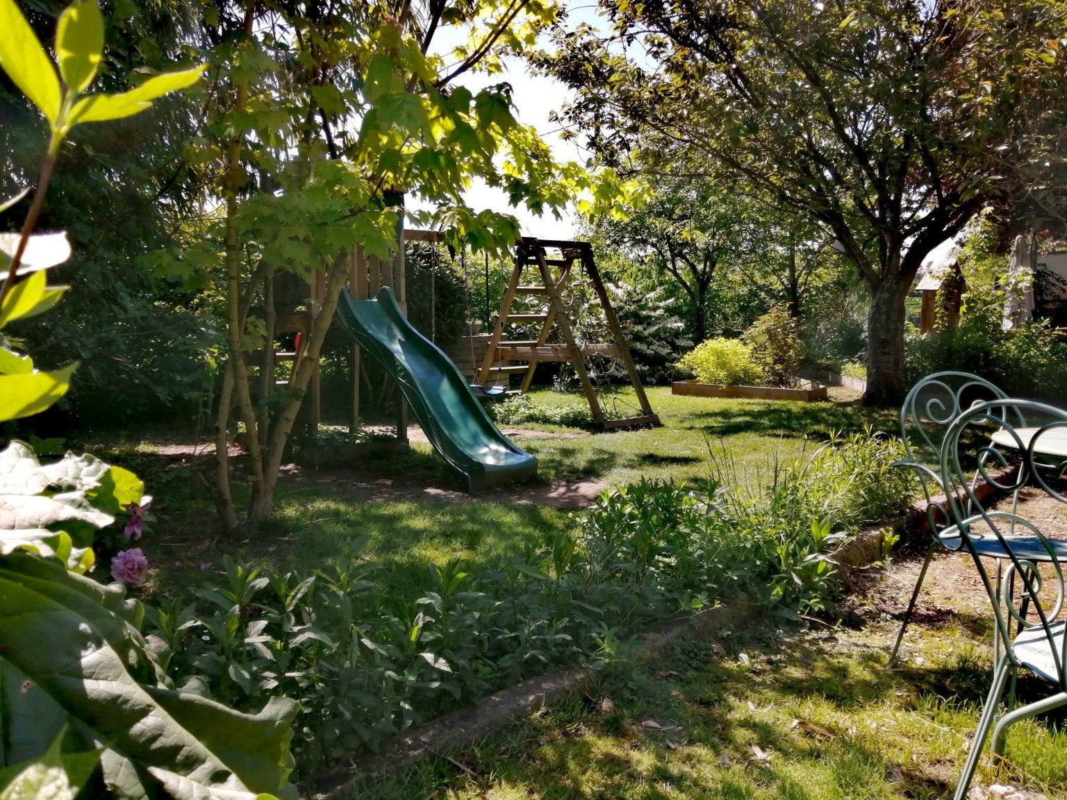 Le jardin verdoyant et les jeux près de la terrasse